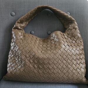 Bottega Hop Bag. Color Pinecone